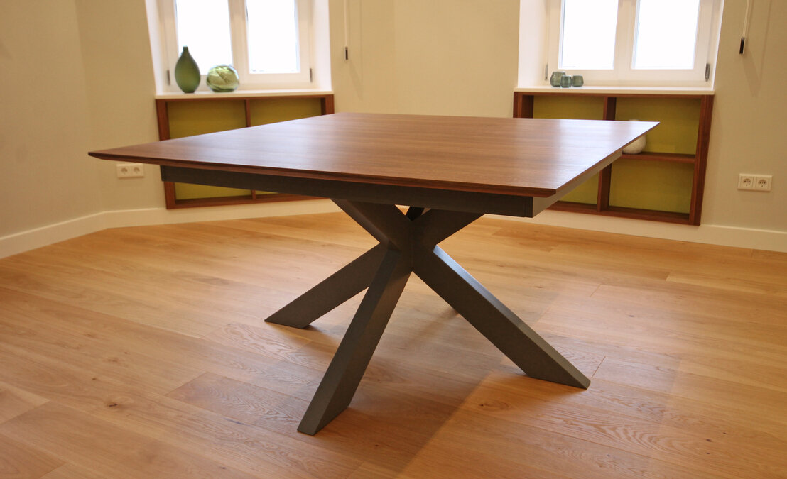 Moderner Ausziehtisch in kompakter Form – funktionales Designmöbel für flexible Raumgestaltung im Interior Design.