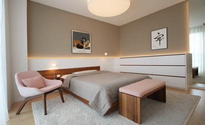 Modern gestaltetes Schlafzimmer mit warmen Farben und stilvollen Tapeten, entworfen von Innenarchitekten in München