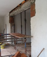 Ein Mann arbeitet an der Innenarchitektur eines Raumes