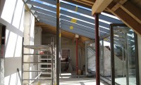 Ein Handwerker in Schutzkleidung arbeitet an Metall