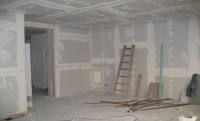 Ein Raum mit modernem Trockenbau und eleganter Innenarchitekt